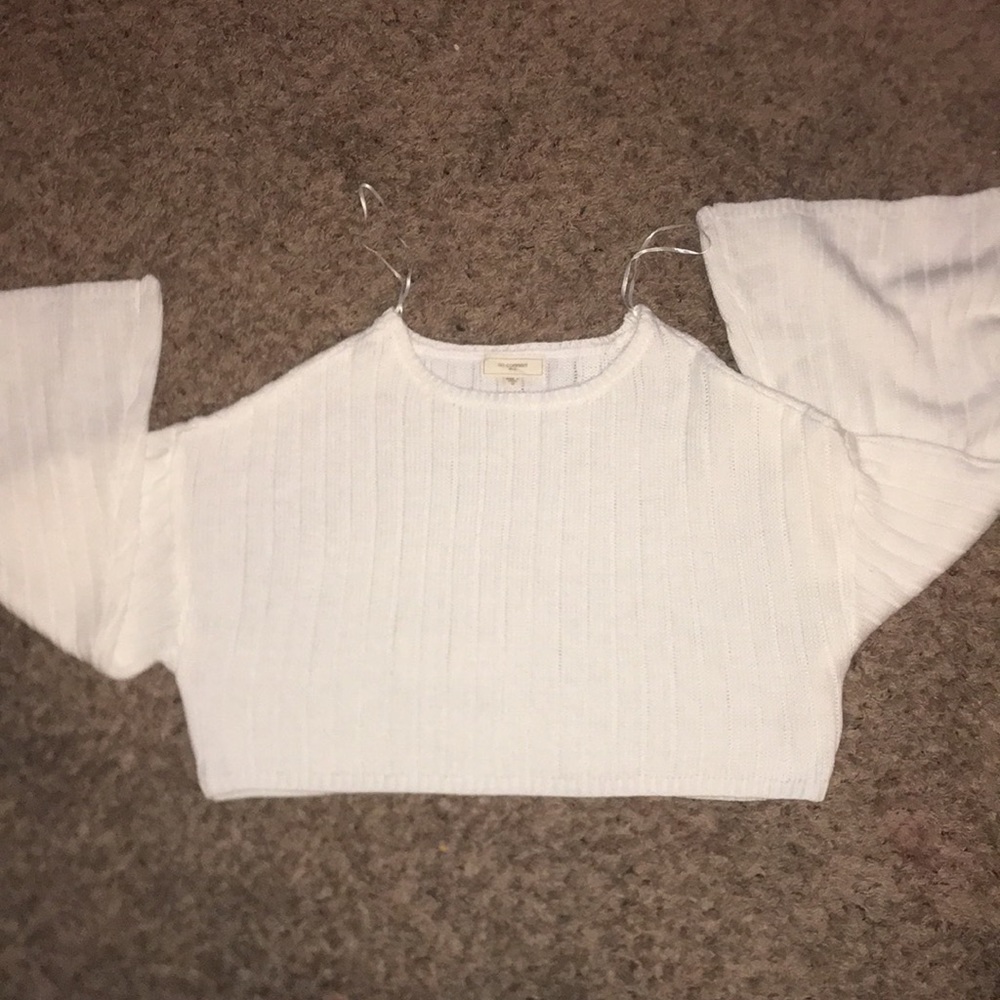 Very cute fashionable long sleeve crop top